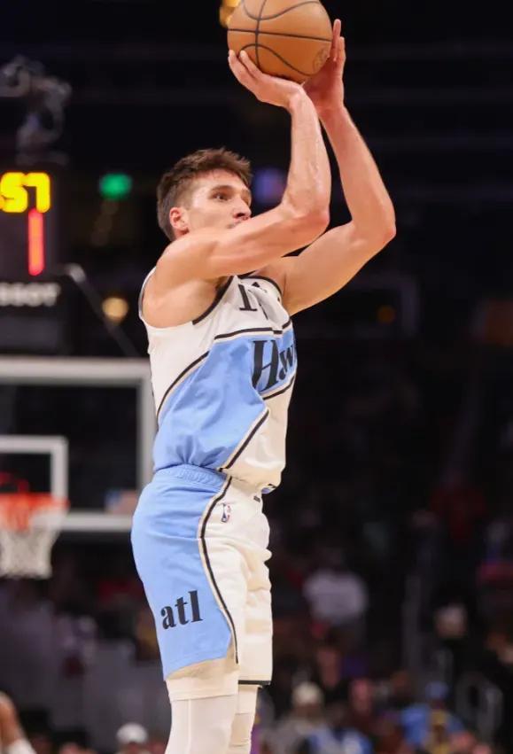 九游app-浓眉哥在利物浦比赛中比赛局势复杂，表现优异引发热议！赢得满堂喝彩(浓眉三分绝杀)