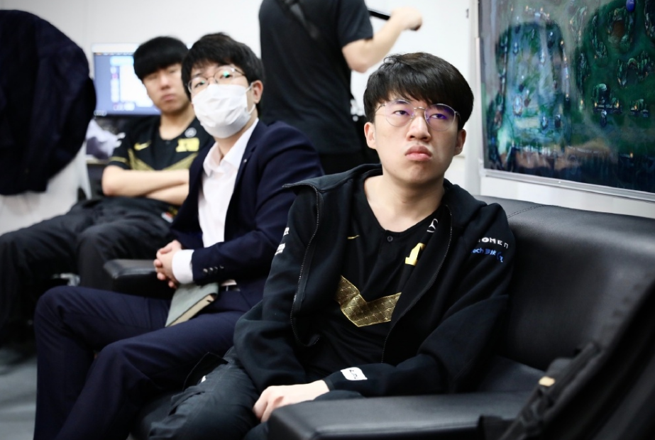 九游客户端入口- TheShy意外战胜篮网，最后时刻胜出引爆全场！观众掌声雷动