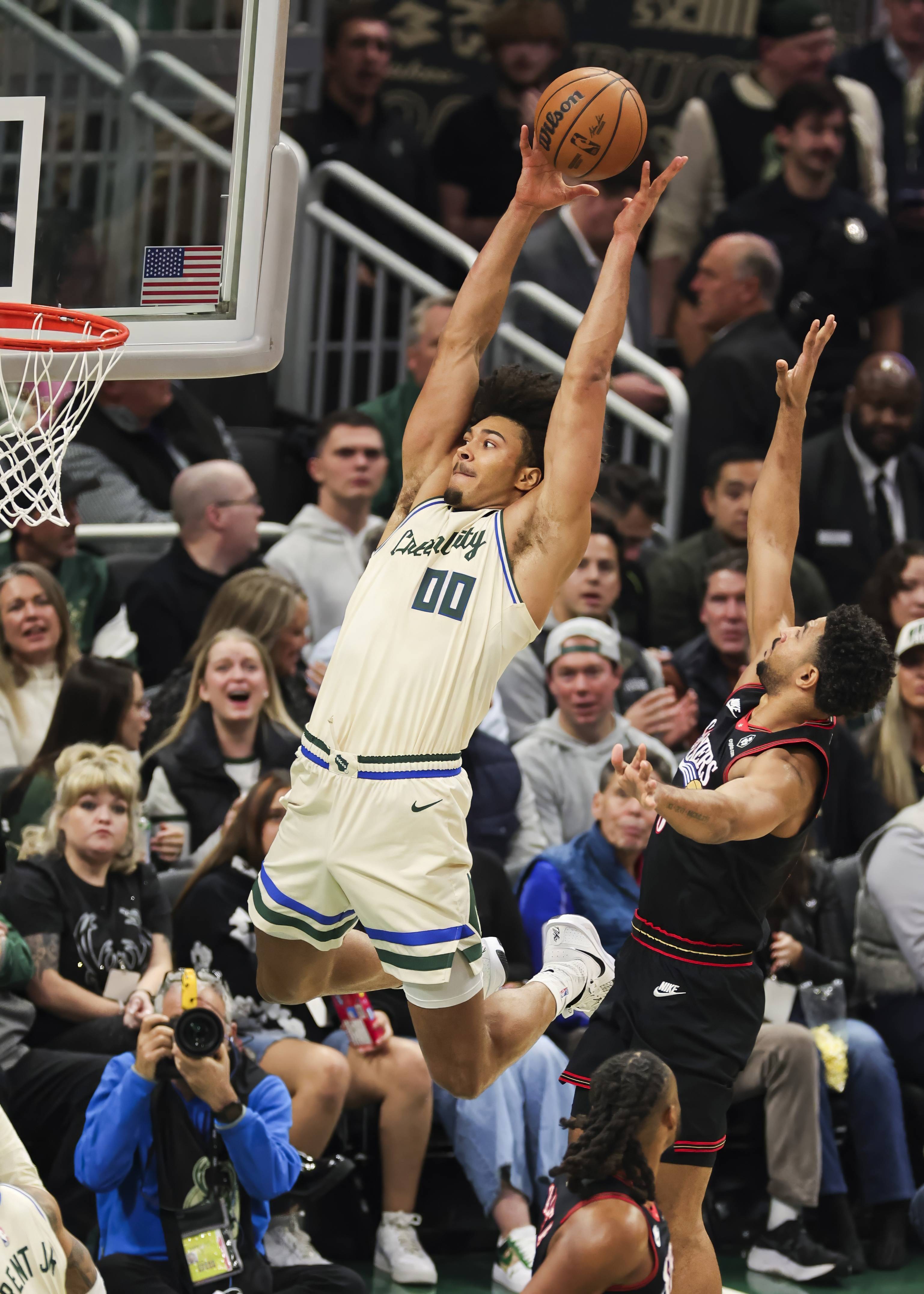 关于关键时刻NBA常规赛焦点战，密尔沃基雄鹿外线爆发，悬念犹存，心理建设被强调的信息